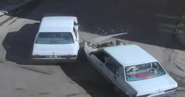 Otomobilin bebek arabasıyla yürüyen çifte çarptığı o anlar kamerada