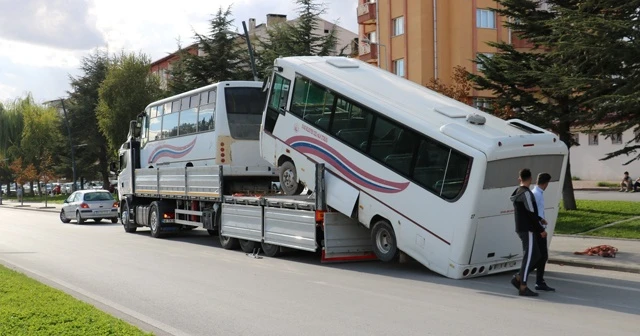 Tırdan düşen otobüs şaha kalktı