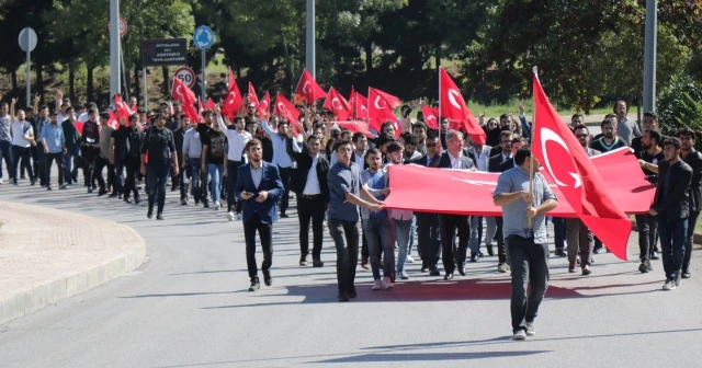 Üniversite öğrencilerinden 'Bayrak Yürüyüşü'