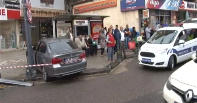 Üsküdar’da otomobil otobüs durağına daldı: 3 yaralı
