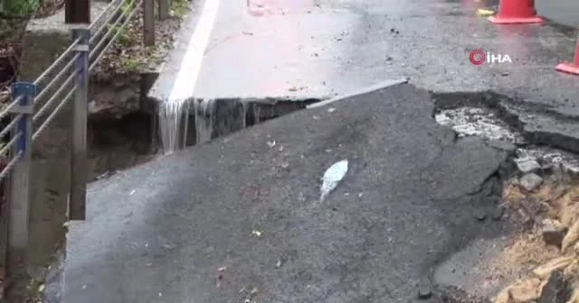 İstanbul'da yoğun yağış nedeniyle yol çöktü