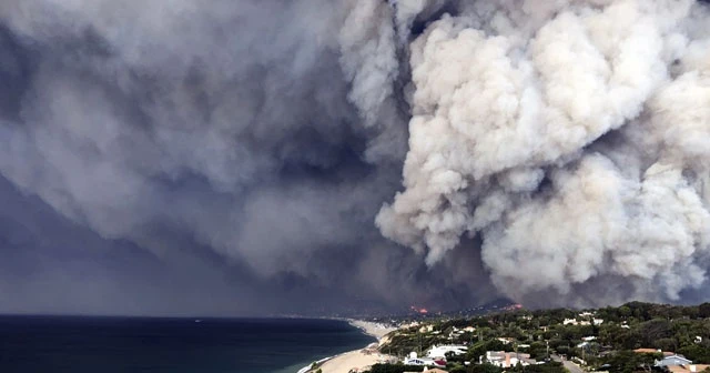 Kaliforniya'da kendisini orman yangının ortasında bulan kadın