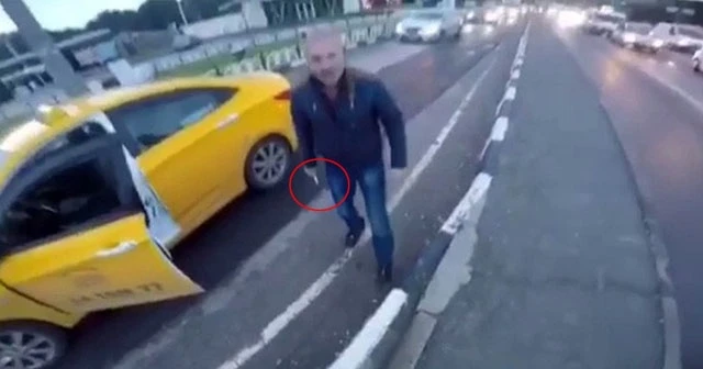 Taksi şoförü motosikletliye bıçak çekti