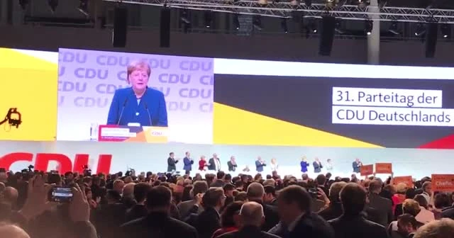 Angela Merkel CDU başkanlığını bıraktı