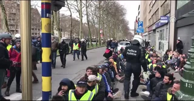 Belçika'da Sarı Yeleklilere yerde gözaltı