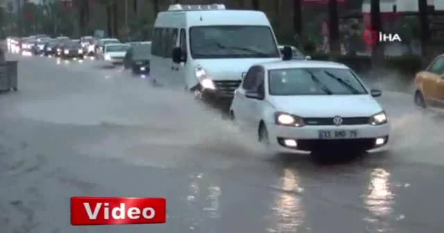 Mersin'de sağanak yağış okulları tatil ettirdi