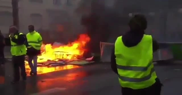 Paris sokaklarındaki araçlar ateşe veriliyor