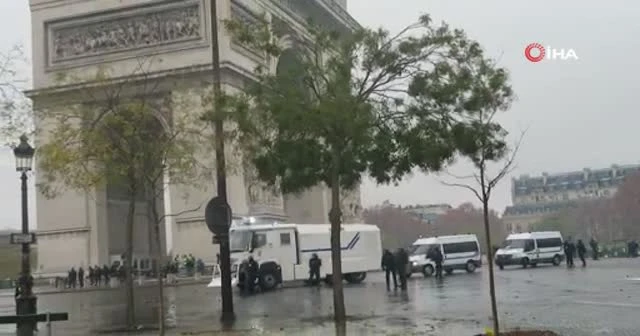 Paris'te göstericiler ve polis karşı karşıya geldi