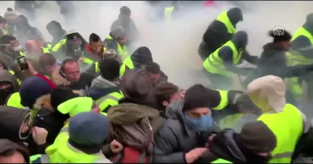 Paris'te polis göstericilere gaz bombası attı