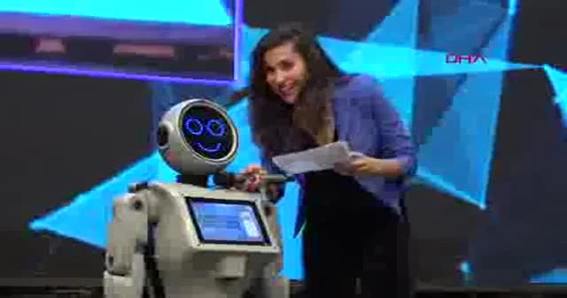 Türkiye'nin ilk yerli insansı robotu düşerek parçalandı