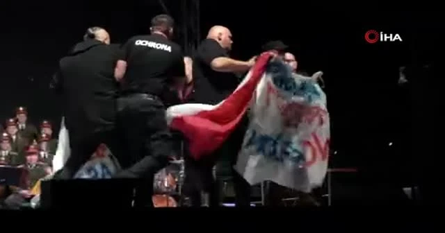 Ukraynalılar, Rus Kızılordu Korosu'nun konserini bastı