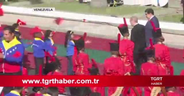 Venezuela Lideri Maduro, Yere Düşen Türk Bayrağını Kaldırdı