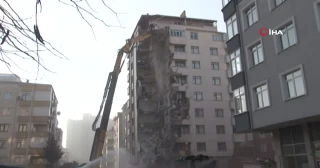 Çöken binanın enkazından çıkan deniz kabukları görüntülendi