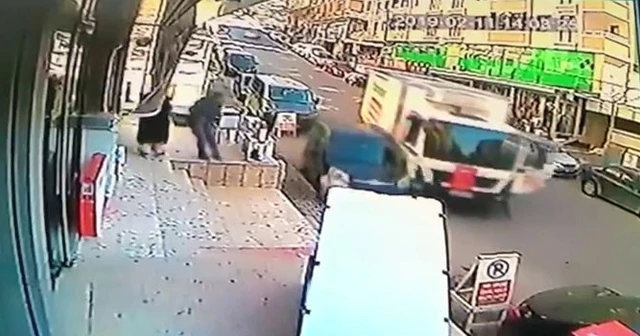 Maltepe'de freni boşalan kamyonun ortalığı savaş alanına döndürdüğü anlar kamerada