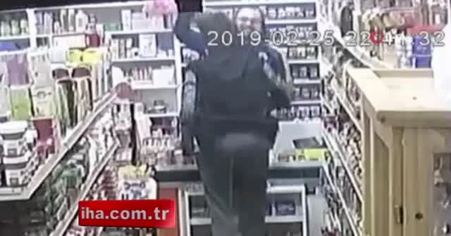Markette derbi izleyen baba ve oğlunun gol sevinci güvenlik kamerasına yansıdı