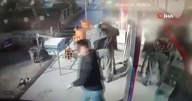 Tabureli, bıçaklı, silahlı "küfür kavgası" kamerada