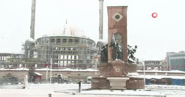Taksim Meydanı beyaza büründü