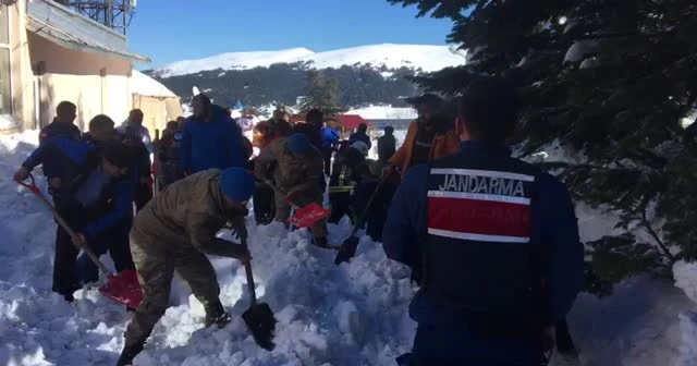 Uludağ'da büyük panik! Çok sayıda kişi karlar altında kaldı...