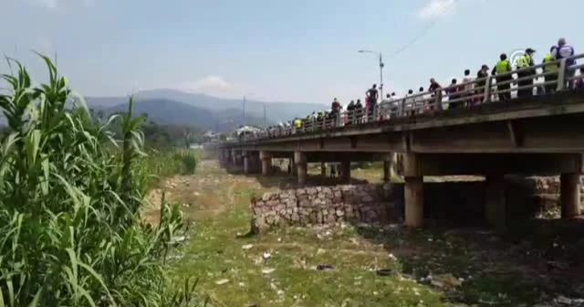 Venezuela'da Simon Bolivar Köprüsü'nde arbede