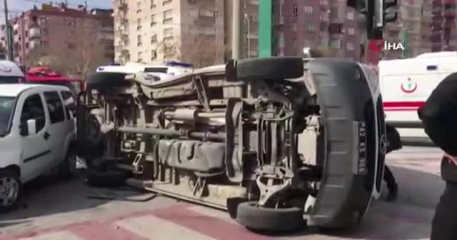Ambulans ile hafif ticari araç çarpıştı: 5 yaralı