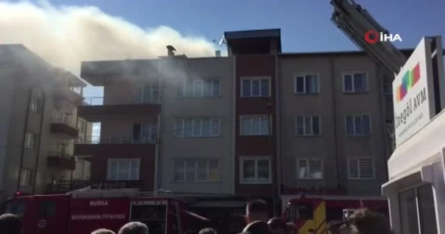 AVM’deki yüzlerce kişi yangını izlemek için sokağa döküldü