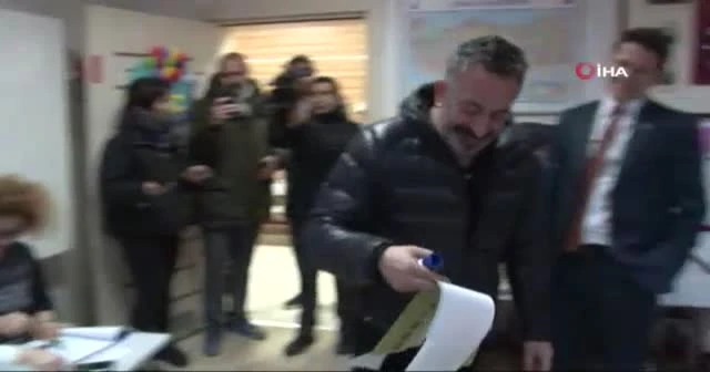 Cem Yılmaz espriyi sandık başında da patlattı