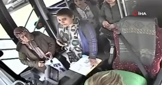 Fenalaşan otobüs şoförü kendini de yolcuları da kurtardı