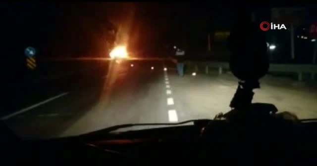 Hatay’da gece saatlerinde korkutan araç yangını