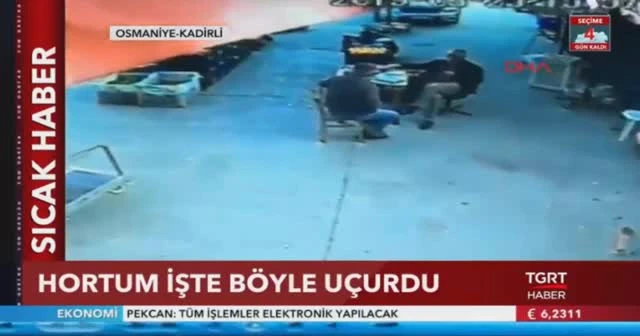 Hortumda şemsiye ile birlikte uçtu