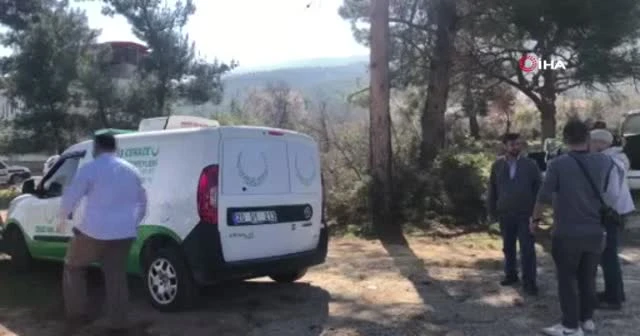 İnşaat işçileri ağaçta asılı cesedi görünce şoka girdi