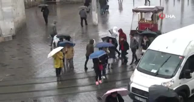 Kırılan şemsiyeler çöpleri doldurdu, şemsiye satıcılarının yüzü güldü