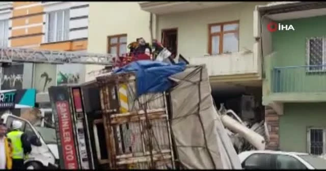 Kontrolden çıkan kamyon eve girdi