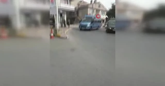 Minibüsün kapısında tehlikeli yolculuk kamerada
