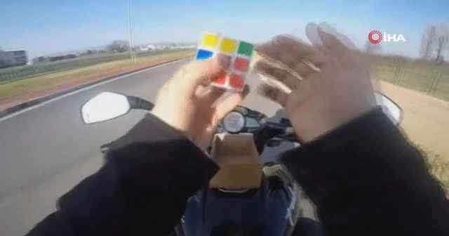 Motosiklet üzerinde rubik küp çözdü, oyun oynadı