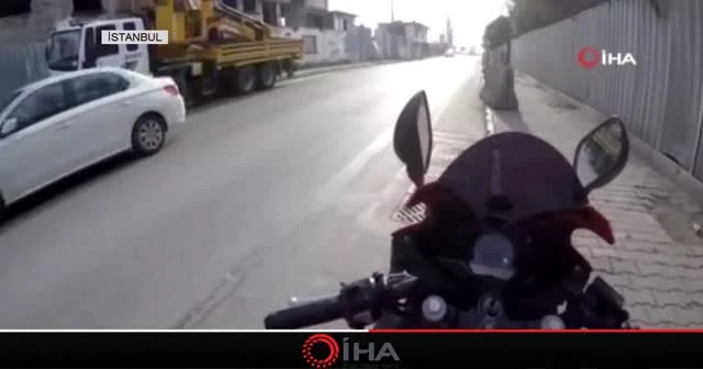 Motosikletli maganda seyir halindeyken video çekip benzin doldurdu