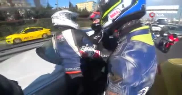 Motosikletlinin kendisini sıkıştıran sürücünün üzerine yürüyerek tokat atması kamerada