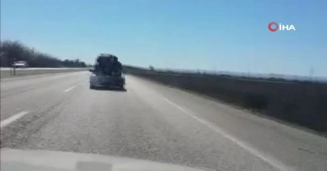 Otomobilin üzerinde tehlikeli yolculuk