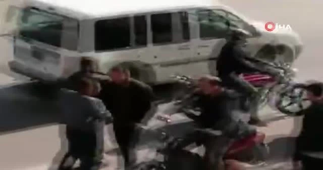 Yol verme kavgasında kadın sürücüye biber gazıyla saldırdı