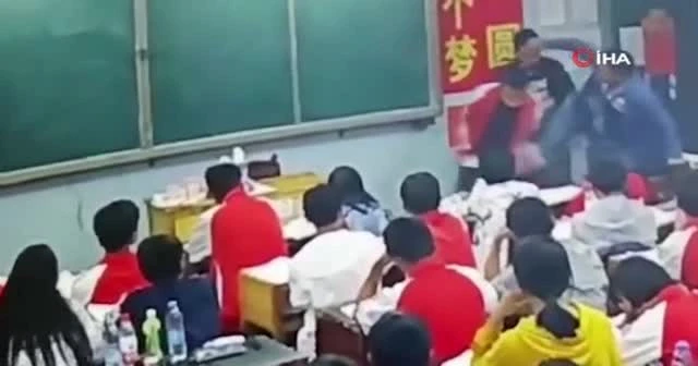 Çin'de sinirli öğretmen öğrencileri dövdü