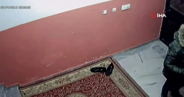 Elma yiyerek ayakkabı çalan hırsız kamerada