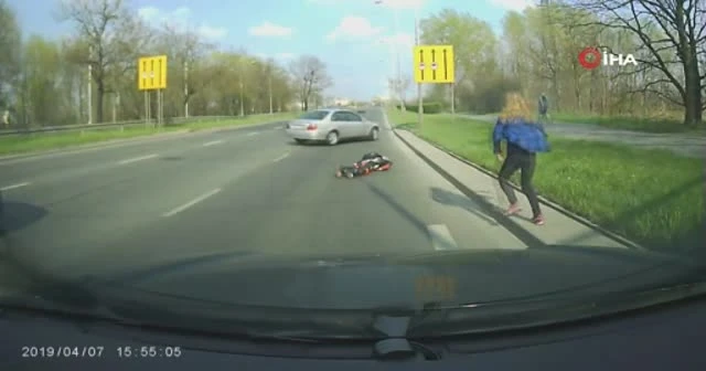 Geyik, motosiklet sürücüsünü yere serdi