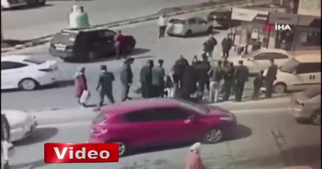 Minibüse yetişmek isteyen anne ve oğluna böyle araba çarptı