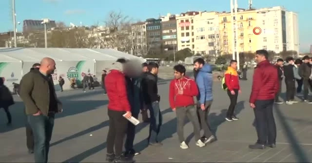 Taksim Meydanı'nda yumruk yumruğa kavga kamerada