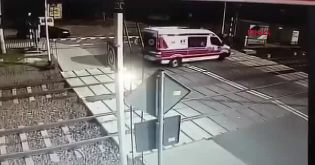 Tren, lastiği raylara sıkışan ambulansı biçti 2 ölü
