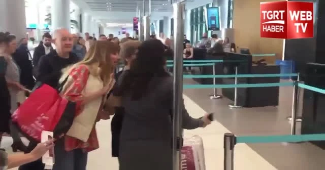 Uçağı rötar yapınca görevliye hakaret eden yolcu, tepki topladı