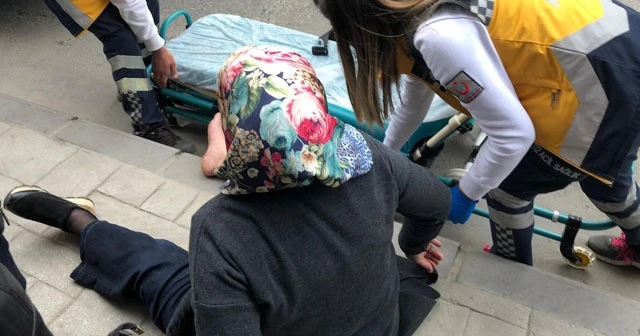 Yolun karşısına geçmek isteyen kadına araba çarptı