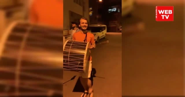 Abdulkadir Parmak Trabzon sokaklarında davul çaldı