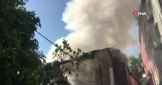 Beyoğlu’nda iki katlı binada korkutan yangın