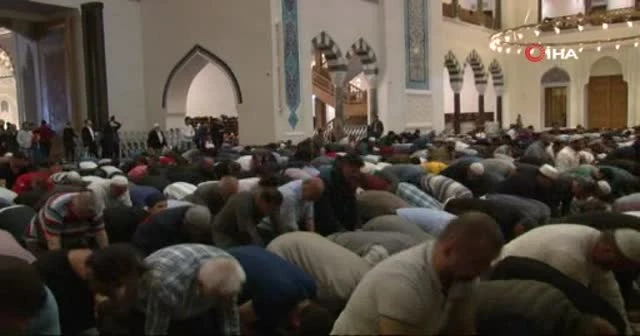 Büyük Çamlıca Camii’nde ilk teravih namazında havadan görüntülendi