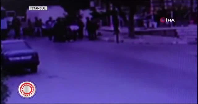 Genç kız kapısı açık minibüsten böyle düştü